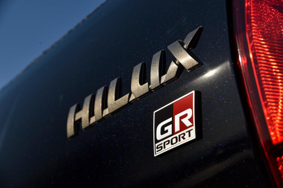Логотип Toyota Hilux GR Sport Double Cab 2019 года  (ZA) (фото 13 из 43)